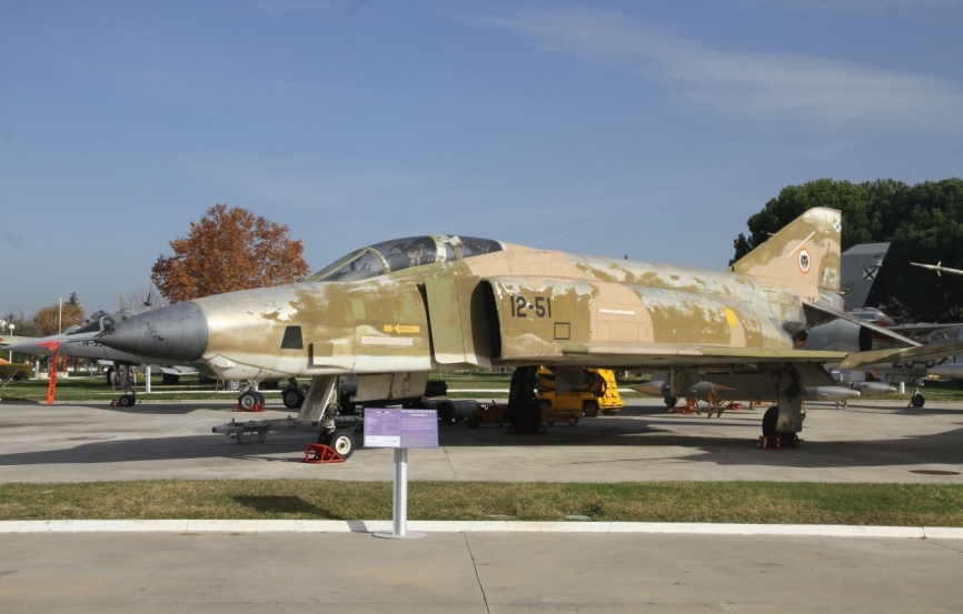La dura meteorología de Madrid y el tiempo hacen estragos en los aviones expuestos en el exterior del Museo, como en este McDonnell Douglas RF-4C “Phantom II”, otro de los aviones que se restaurará en 2015. (Julio Maiz, copyright defensa.com)