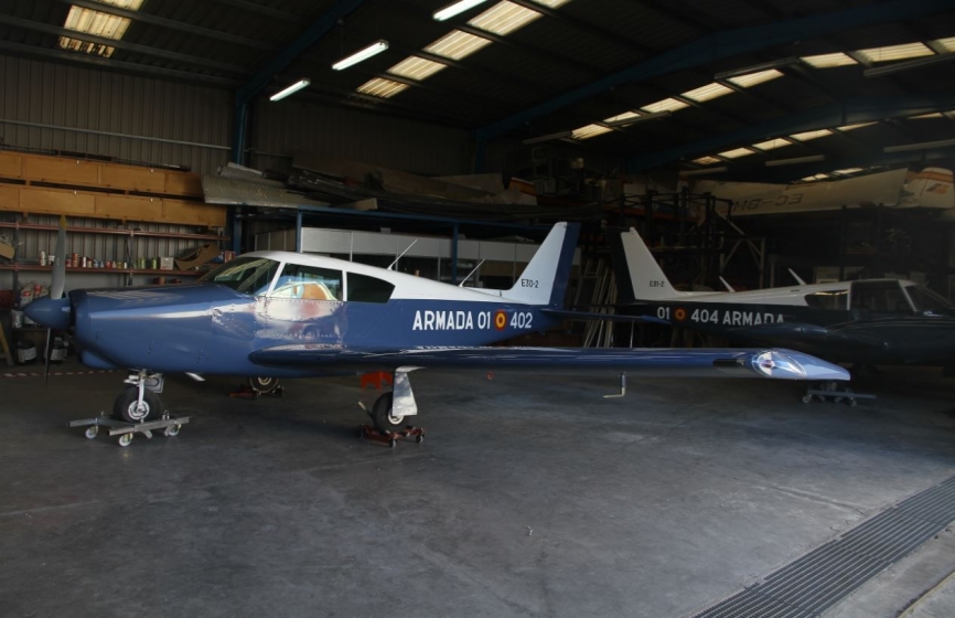 Otras de las aeronaves que se han beneficiado de las labores de restauración han sido las Piper PA-24 “Comanche”, en primer plano, y la PA-30 “Twin Comanche”, justo detrás, que en su día sirvieron en la 4ª Escuadrilla de la Armada. (Julio Maiz, copyright