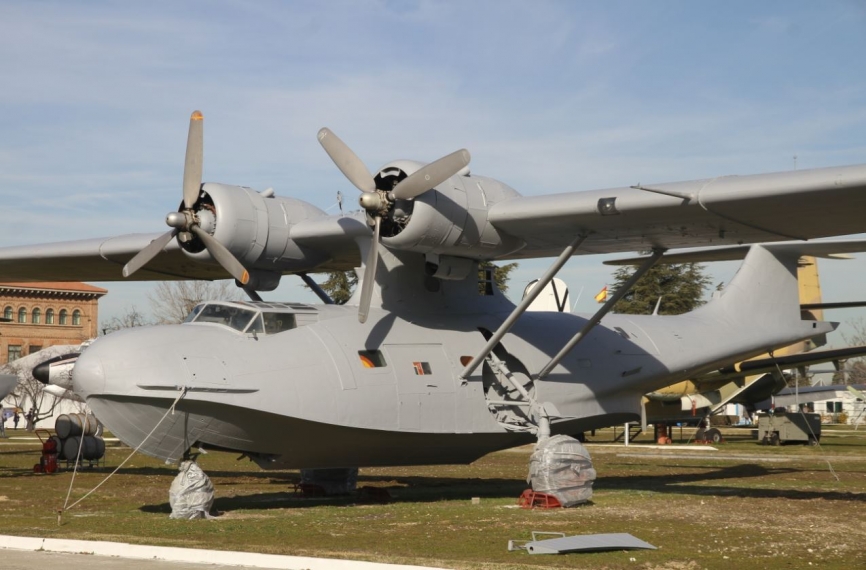 Imagen del aparato anfibio Consolidated PBY-5A “Catalina”, al que, una vez decapado, se le aplicó la imprimación, que, además de ser una fase previa a su pintura, lo preserva de las inclemencias, hasta que se acabe su restauración. (Julio Maiz, copyright