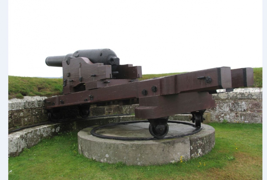Estas piezas de artillería Armstrong Mark I de 64 libras fabricadas en 1865, con alcance superior a los 1.500 m., cortaban la entrada al canal de Moray Firth que conduce hasta la ciudad de Inverness. (Antonio Ros Pau, Copyright defensa.com)
