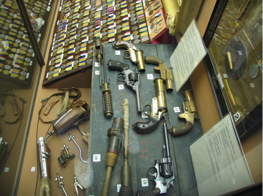 Colección de armas y medios de diferentes épocas. También hay algunas pistolas de señales. (Antonio Ros Pau, Copyright defensa.com)