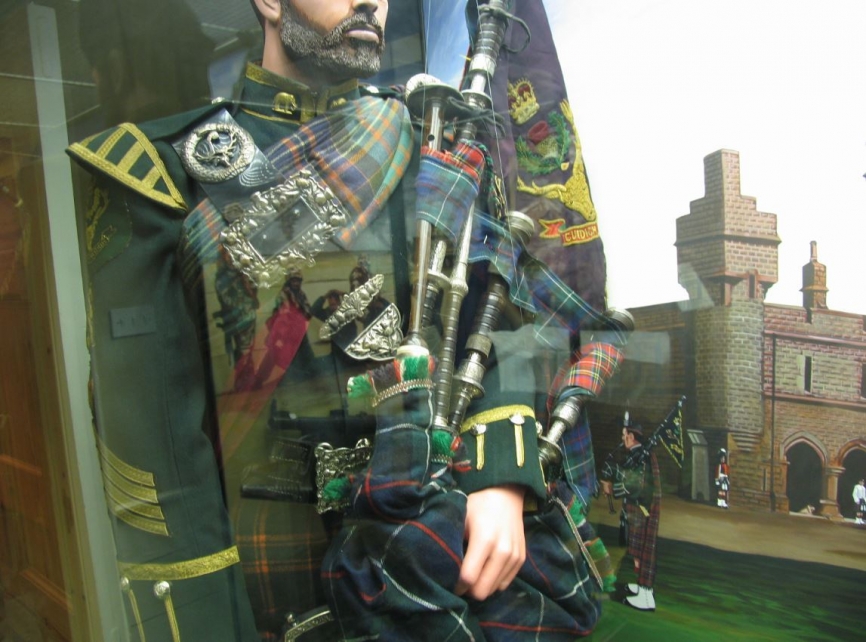 Músico en uniforme de gala portando la inevitable gaita escocesa. (Antonio Ros Pau, Copyright defensa.com)