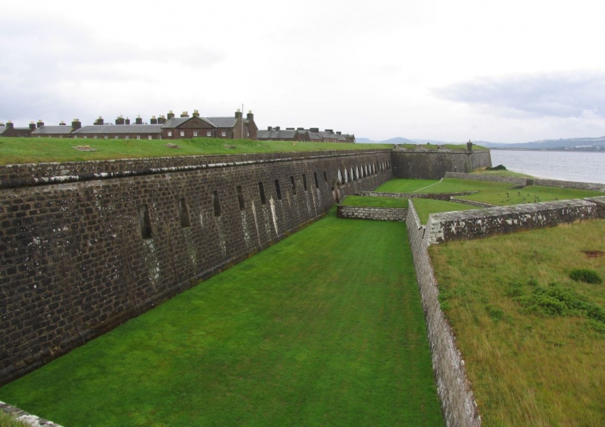La defensa principal ha sido durante años la muralla con bastiones y semibastiones unidos por lienzos de muro. Aquí podemos ver la parte que da al estuario del Moray. (Antonio Ros Pau, Copyright defensa.com)