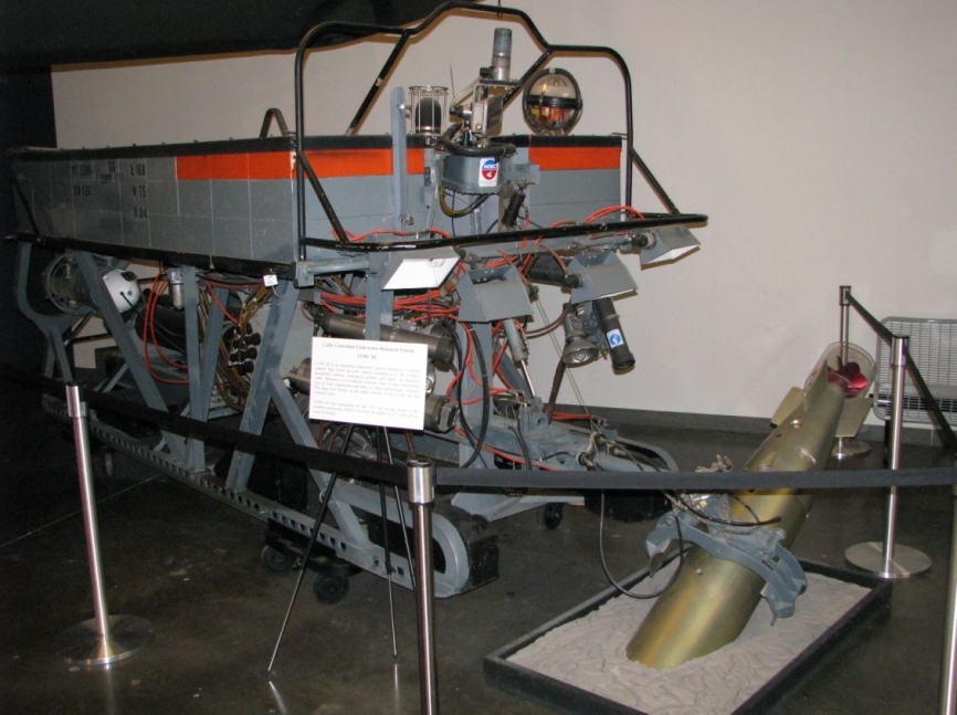 Este robot submarino, denominado CURV III, fue utilizado para recuperar del fondo marino diferentes artefactos. Aquí podemos ver su trabajo para obtener un torpedo. (Antonio Ros Pau, copyright defensa.com)