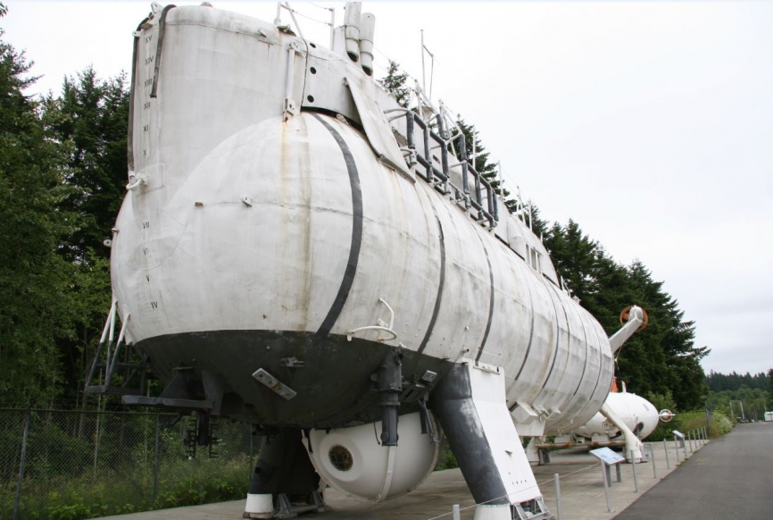 Situado en el exterior podemos ver interesantes ingenios, como el “Trieste II” o el minisubmarino “Deep Quest”. Con ellos se ha trabajado con ahínco para obtener en parte el control de las profundidades. (Antonio Ros Pau, copyright defensa.com)