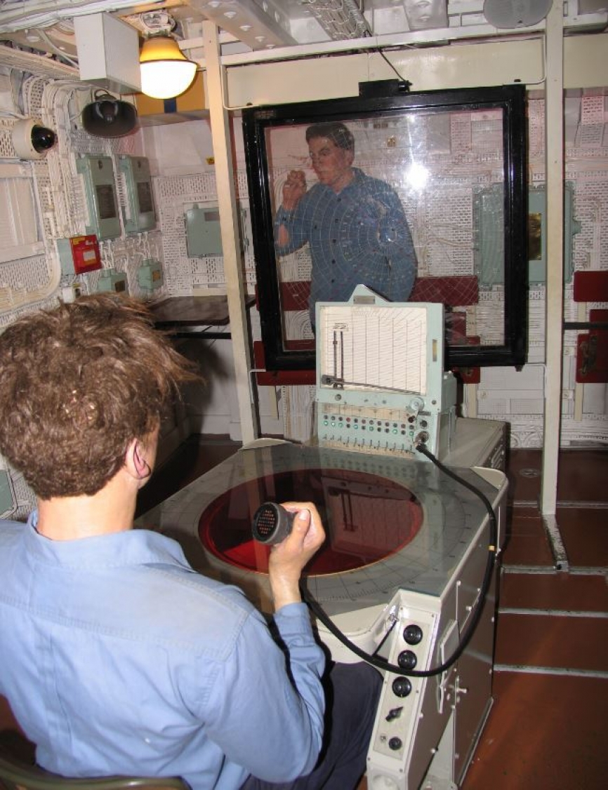 Ejemplo del trabajo en la sala donde se conducían las operaciones. (Antonio Ros Pau, copyright defensa.com)