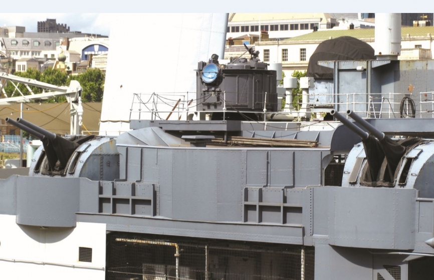 Aquí se aprecian 2 de las 6 torres dobles de la artillería secundaria, con piezas de 4 pulgadas en la cubierta superior y situada entre ambas puede verse el radar destinado a la dirección de las piezas de instalación tardía. (Antonio Ros Pau, copyright de