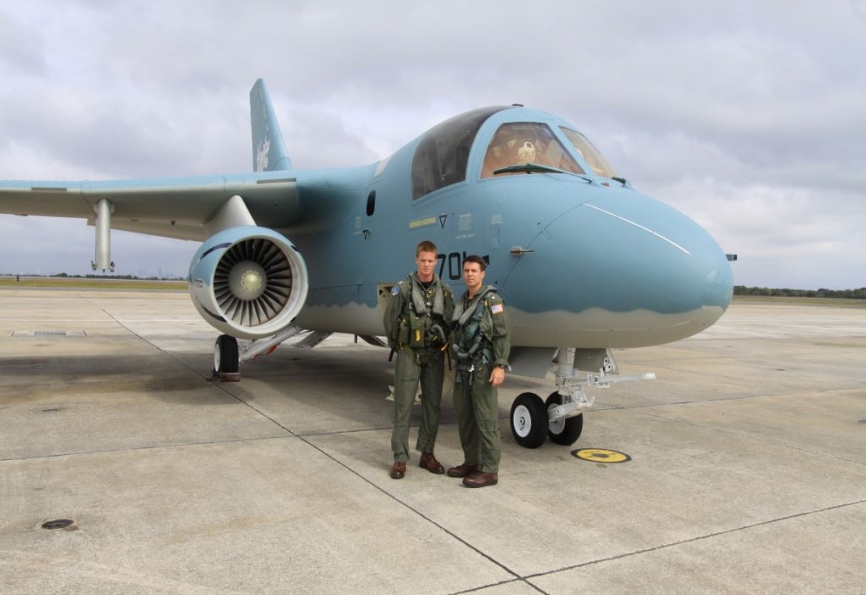 El teniente Christian Pedersen (izquierda) y el comandante John Rousseau posan ante su S-3B del VX-30 en la línea de vuelo de la NAS Jacksonville el 3 de noviembre pasado (foto Vic Pitts).