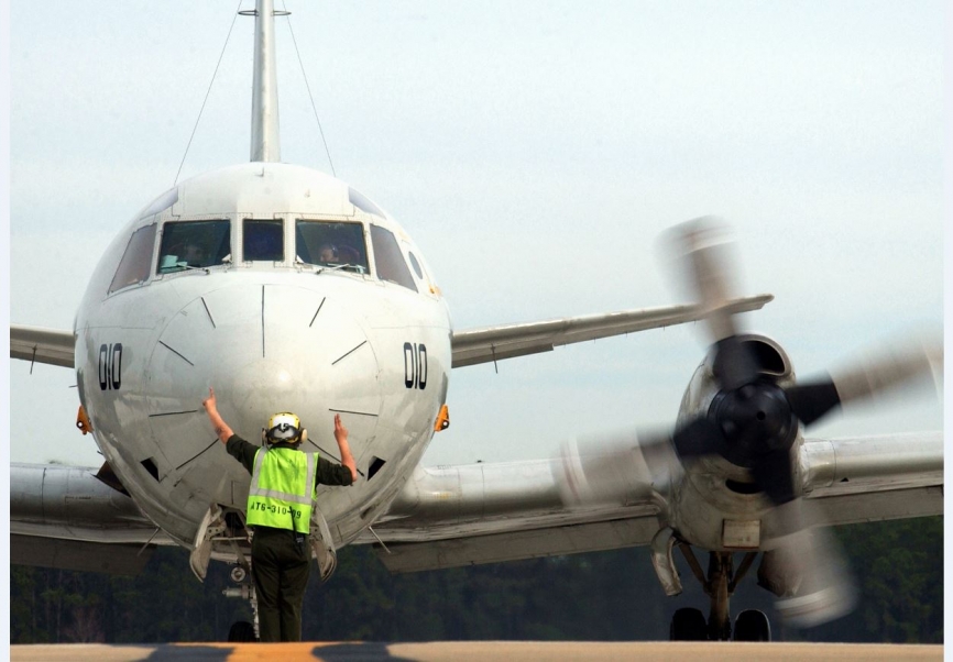Jacksonville (Florida), 13 de febrero de 2006): Jesse Baron, asignado a los “Pro’s Nest” del Patrol Squadron Three Zero (VP-30) hace indicaciones a la tripulación de un P-3C durante los chequeos de puesta en marcha. Esa unidad es el Escuadrón de Remplazo