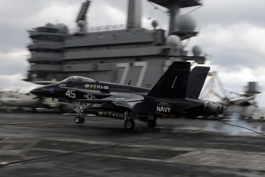 Océano Atlántico, 5 de diciembre de 2010: El capitán Dan “Dozer” Dwyer, comandante del Strike Fighter Squadron (VFA) 106, aterriza con un F/A 18C conmemorativo del Centenario en el USS “George H.W. Bush” (CVN 77) en tareas de entrenamiento (foto US Navy/
