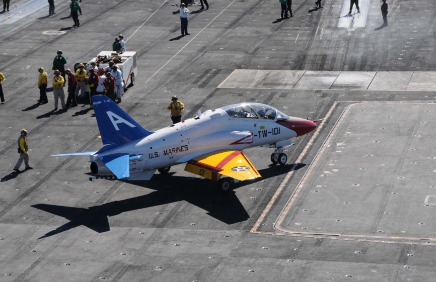 Océano Pacífico, 5 de noviembre de 2010: Un T-45C rueda en la cubierta de vuelo antes de lanzarse del USS “Nimitz” (CVN 68), pintado en conmemoración del Centenario. El portaaviones ha llevado a cabo cualificaciones del Ala de Entrenamiento frente a las c