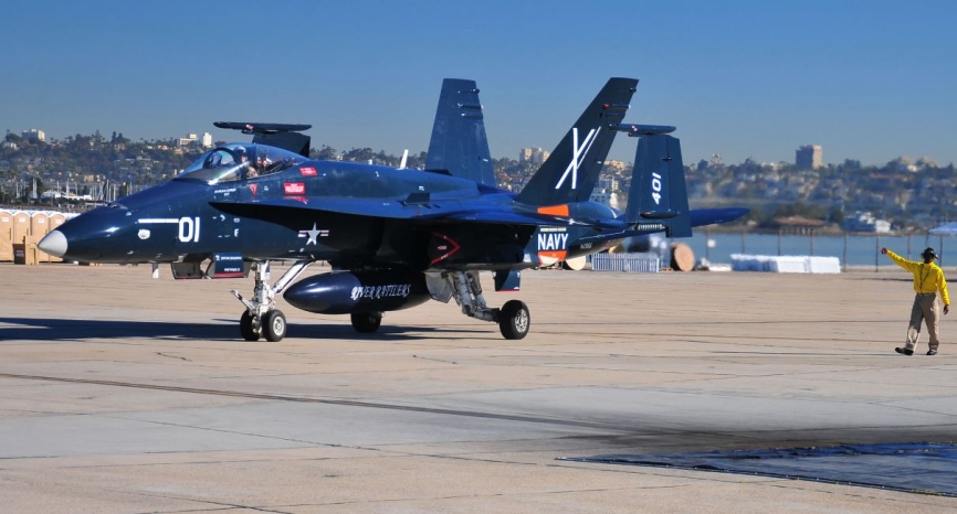 San Diego, 11 de febrero de 2011: Un F/A-18 pilotado por el teniente Jack Stewart, asignado a los “Delfines Azules” del Fighter Attack Squadron (VFA) 203, rueda por la línea de vuelo del la Naval Air Station de North Island. Cientos de actuales e históric