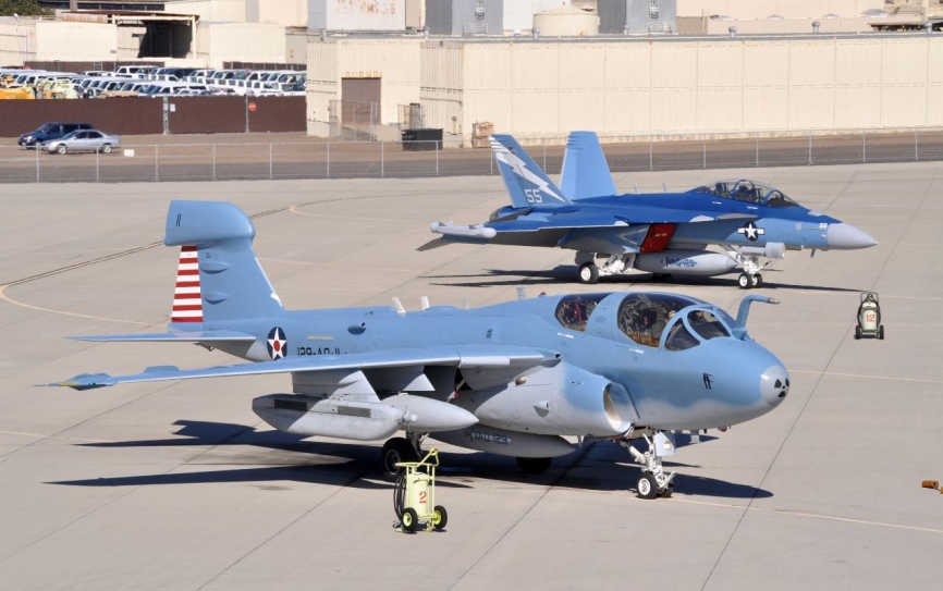 San Diego, 27 de enero de 2011: Un E/A-6B llega a la Naval Air Station North Island y se posiciona cerca de un E/A-18G, ambos asignados a los “Vikings” del Electronic Attack Squadron (VAQ) 129. Está pintado con esquema táctico propio de 1942 y ha particip