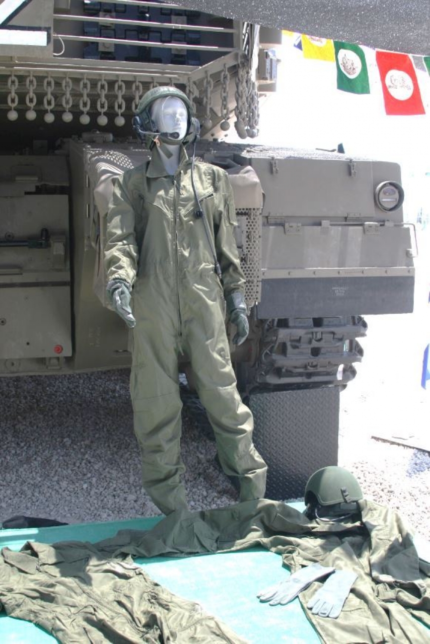 El equipamiento de los carristas hebreos es cómodo y perfectamente adaptado a las recientes necesidades. (Antonio Ros Pau, Copyright defensa.com)