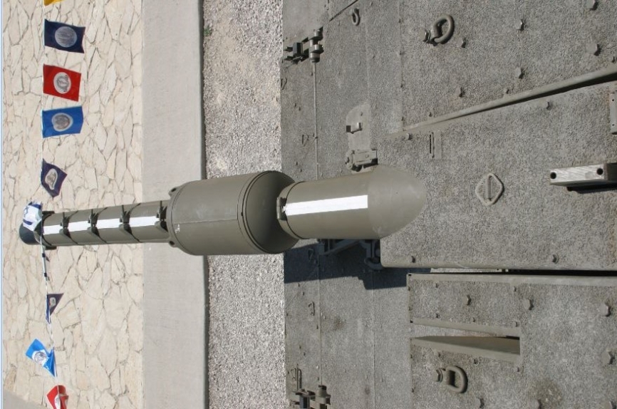 El cañón de última generación corresponde al modelo MG253, en realidad un derivado simplificado del MG251, con el puede proyectarse igualmente el misil “Lahat”". (Antonio Ros Pau, Copyright defensa.com)