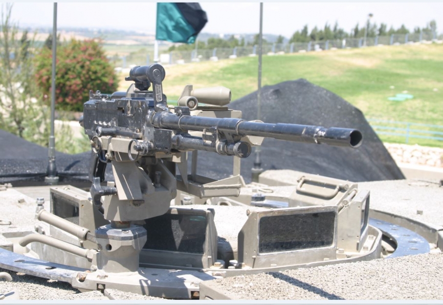 Las ametralladoras son en los carros israelitas un valor importante y en las últimas versiones la situada en la torre suele ser del calibre 12,7 mm. (Antonio Ros Pau, Copyright defensa.com)
