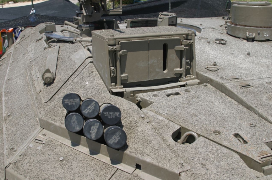 Los sensores, elementos de visión y medidas de defensa activa se hallan perfectamente integradas en la Mk IV. (Antonio Ros Pau, Copyright defensa.com)