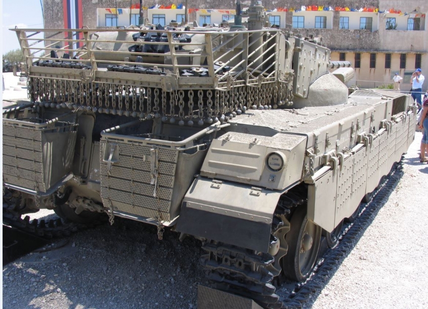 Una de las características más importantes de la gama “Merkava” es el acceso por la parte posterior, algo que fue posible al instalarse el motor en posición frontal. (Antonio Ros Pau, Copyright defensa.com)
