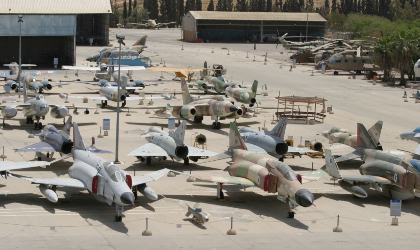 Parte de las aeronaves colocadas en la explanada del museo.(Antonio Ros Pau, Copyright defensa.com)