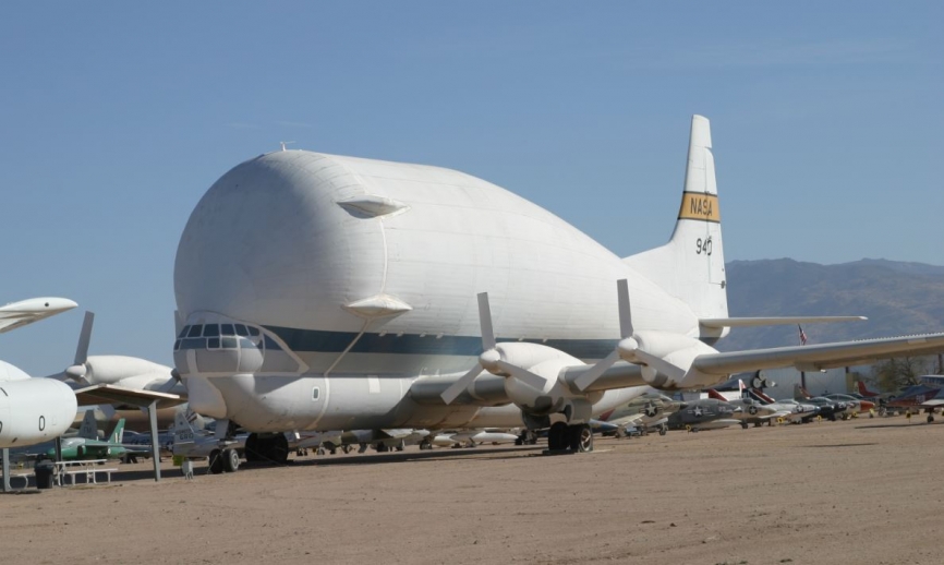 Desarrollado para transportar grandes componentes para los vectores de la NASA, el Boeing 377 “Super Guppy” prestó servicios desde los años sesenta hasta 1994. (Antonio Ros Pau, copyright defensa.com)