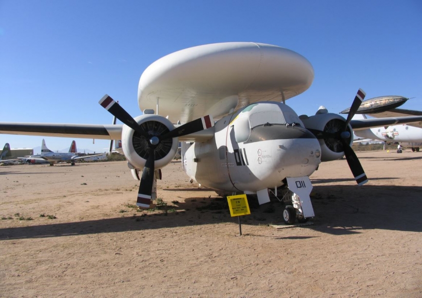 El Grumman E-1B “Tracer” fue el primer radar volante de la US Navy que actuó como alerta temprana. (Antonio Ros Pau, copyright defensa.com)