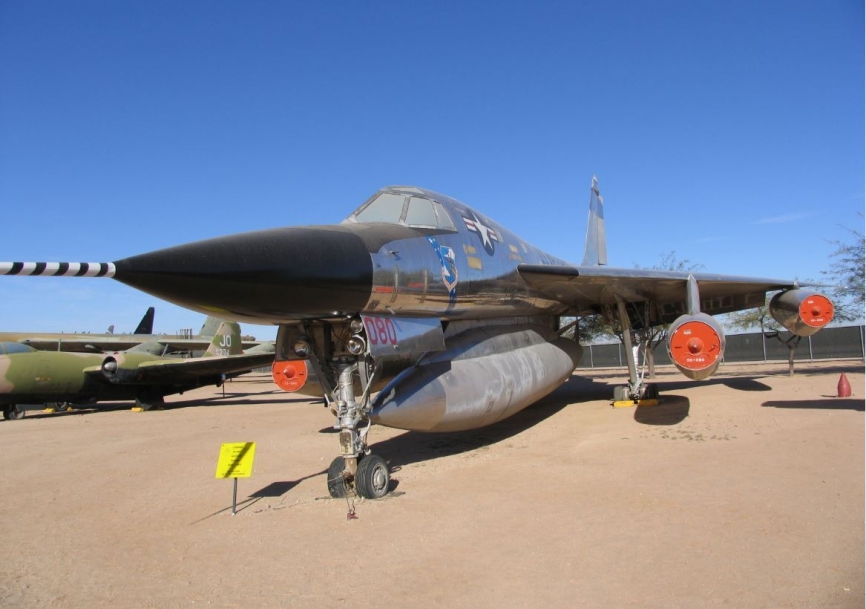 B-58A “Hustler”, encargado por el Strategic Air Command en la segunda mitad de los años cincuenta. Fue el primer bombardero en alcanzar la velocidad de Mach 2, pero tuvo una corta vida operativa, debido a los altos costes y al cambio de misiones estratég