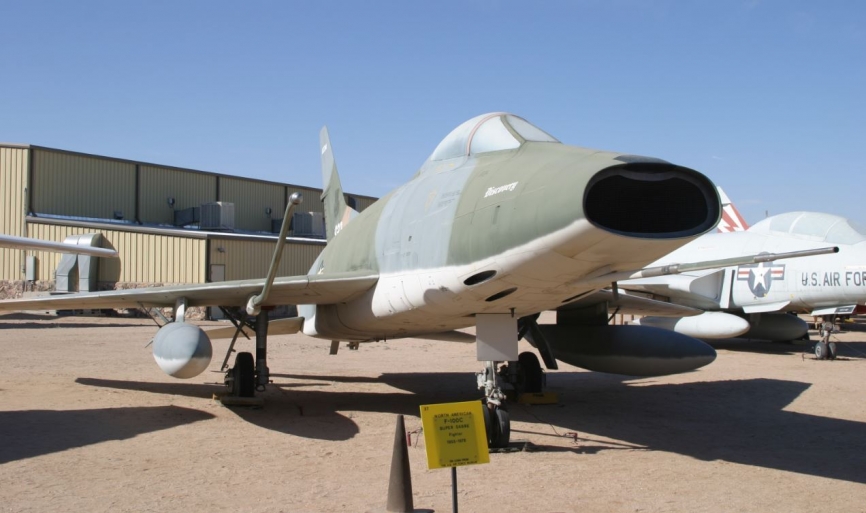 Cazabombardero F-100C “Super Sabre”: el sistema LABS para volar a baja altura le permitió transportar y utilizar armamento nuclear táctico. (Antonio Ros Pau, copyright defensa.com)