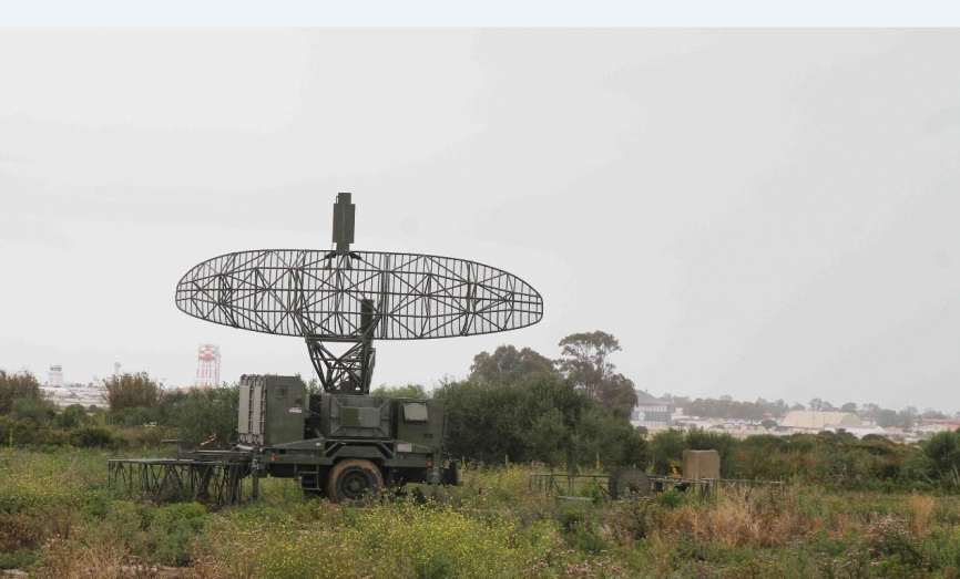 Un radar AN/MPQ-55, los ojos de la batería de misiles Hawk, al fondo se pueden ver el aeródromo de la Base Naval de Rota. (Fotos Julio Maíz, copyright defensa.com)