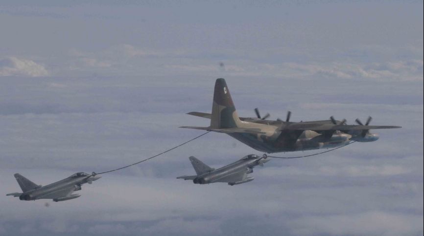 Reabastecimiento en vuelo, de dos Eurofighter por parte un KC-130H del Ala 31. (Fotos Julio Maíz, copyright defensa.com)