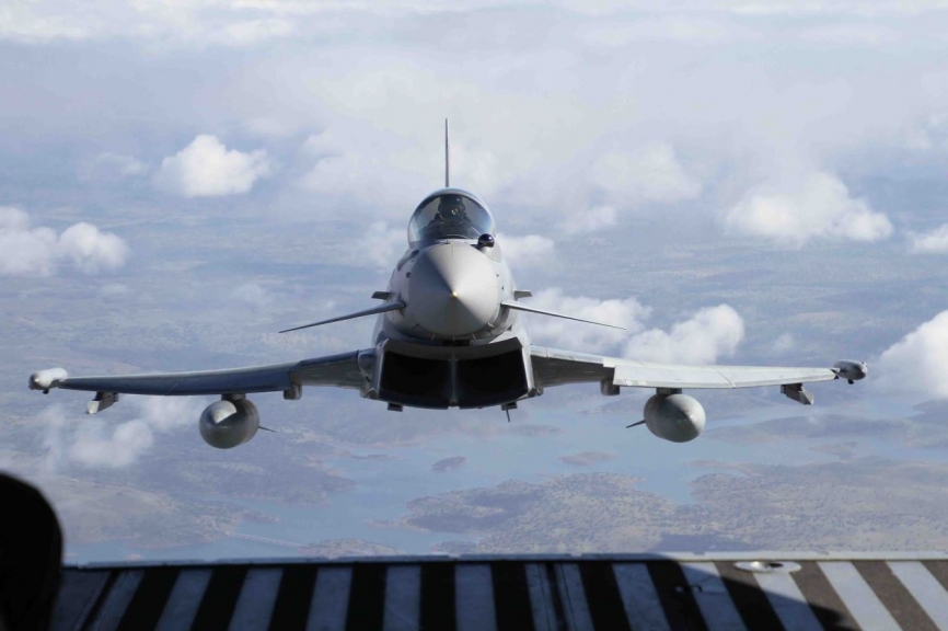 Un Eurofighter del Ala 11 visto frontalmente desde un C295. (Fotos Julio Maíz, copyright defensa.com)