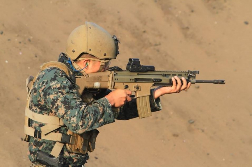 Infante de Marina del Peru con el FN SCAR-L de 5.56 x 45 mm. (Alejo Marchessini, Copyright defensa.com)