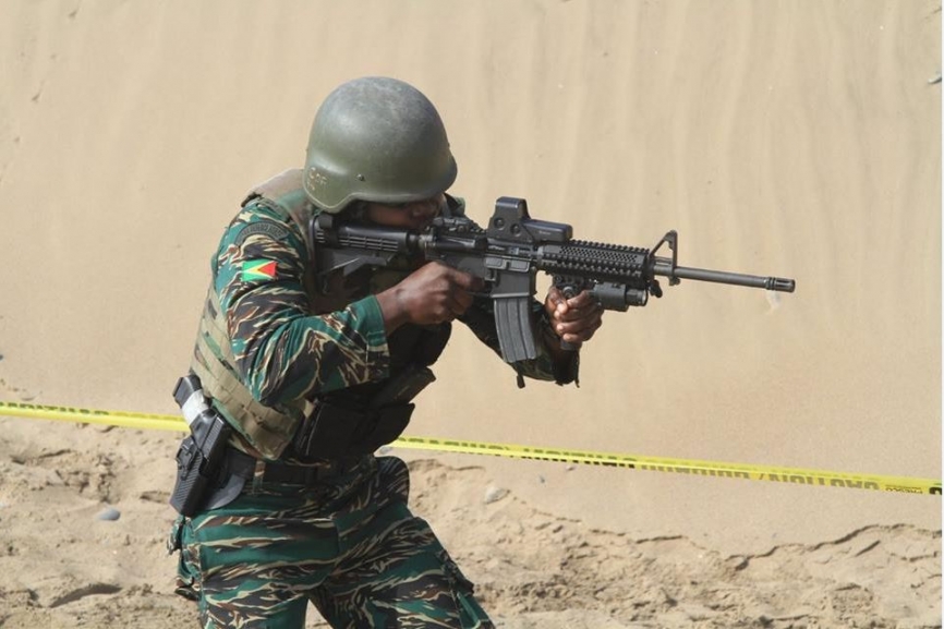 Efectivo de las Fuerzas de Defensa de Guyana con un Rock River LAR (M-4) de 5.56 x 45 mm. (Alejo Marchessini, Copyright defensa.com)