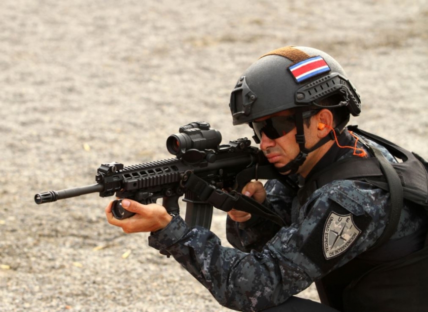 Efectivo de la Unidad Especial de Intervencion (Costa Rica) con un Colt M-4 de 5.56 x 45 mm. (Alejo Marchessini, Copyright defensa.com)