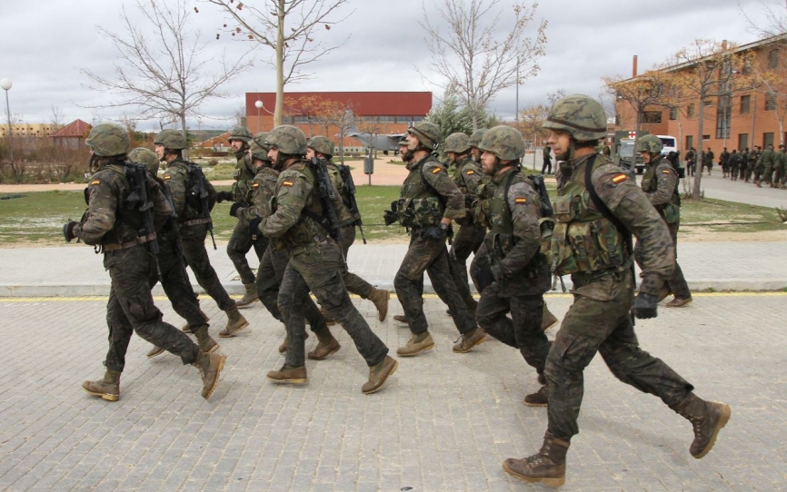 Los miembros del equipo del Regimiento de Caballería “Lusitania” nº 8 corriendo por uno de los viales de la Base Príncipe de Paracuellos del Jarama. (Julio Maiz, copyright defensa.com)