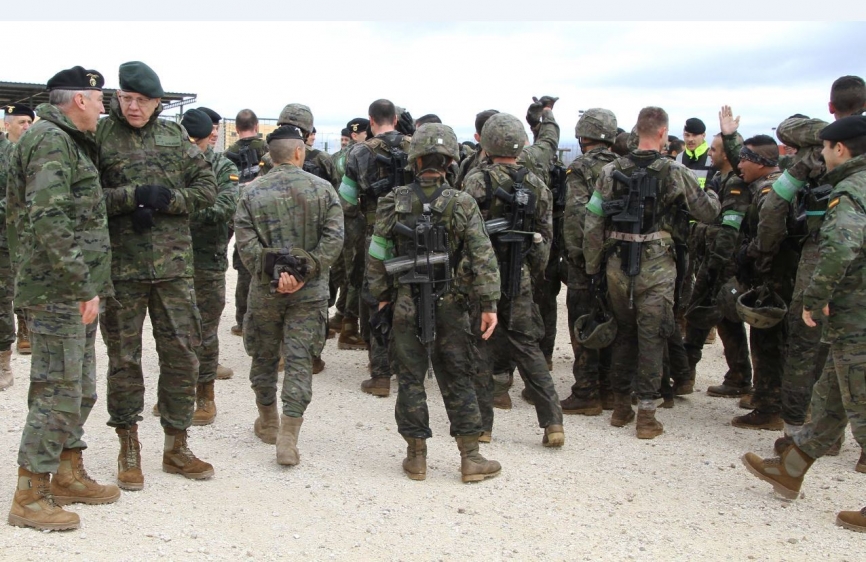 El actual Jefe de las Fuerzas Ligeras (FUL), el general de División Miguel Martín Bernardi, el segundo por la izquierada, acudió a las instalaciones de la BRIPAC, para presenciar la prueba. (Julio Maiz, copyright defensa.com)