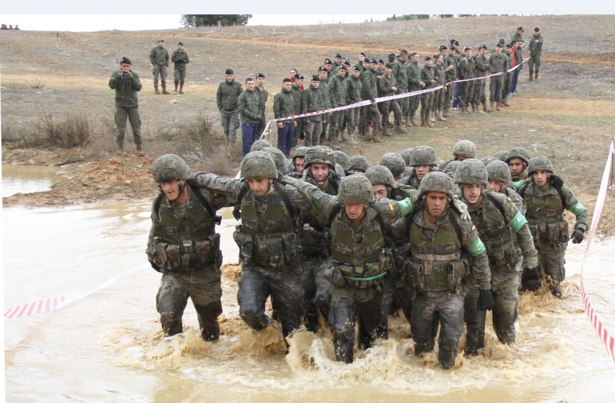Cruzar una vía de agua, aunque parezca fácil, condiciona el resto de la prueba de obstáculos y 15 kilómetros de recorrido. (Julio Maiz, copyright defensa.com)