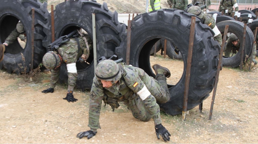Pasando por el hueco de los neumáticos, es otro de las pruebas que se realizan en el trofeo. (Julio Maiz, copyright defensa.com)