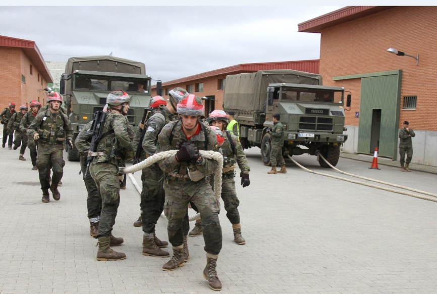 Otras de las pruebas exige arrastrar al equipo, formado por 27 personas, arrastrar un camión de 21 toneladas. (Julio Maiz, copyright defensa.com)