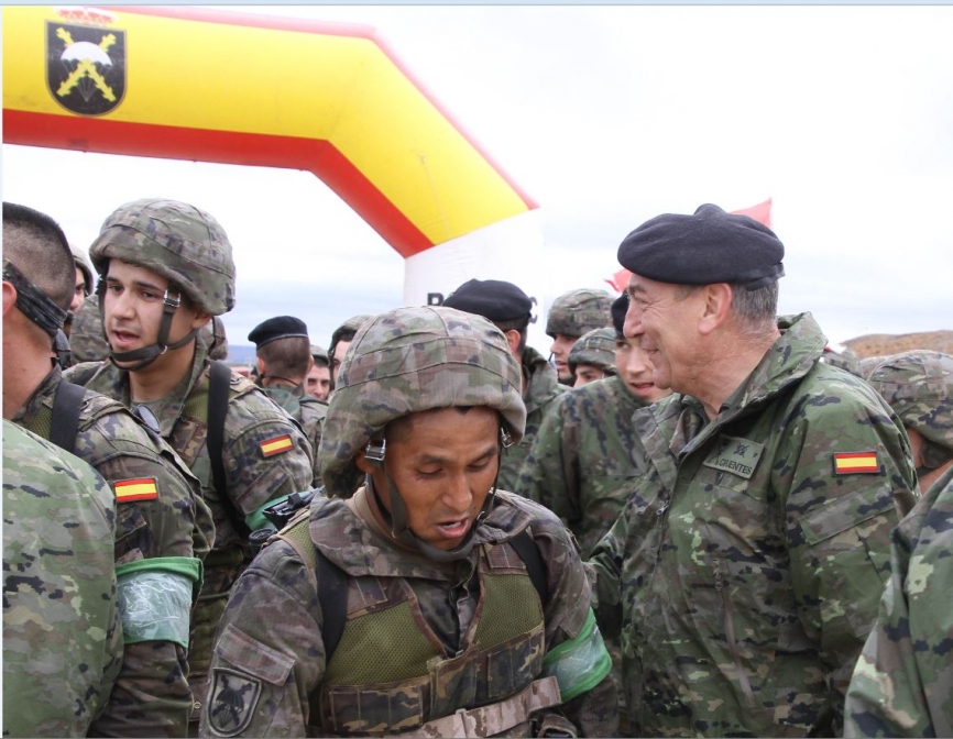 Llegando agotados a la meta, donde el actual jefe de la BRIPAC, el general Cifuentes, lleva la boina negra, los recibió. (Julio Maiz, copyright defensa.com)