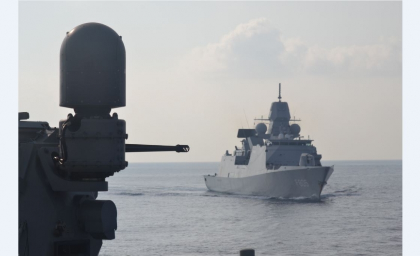 La fragata holandesa “Evertsen” se aproxima a la “Cristóbal Colón”, en primer plano podemos ver el cañón Mk.38 de esta última. Foto: Armada.