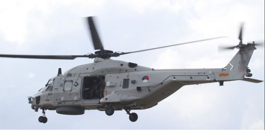 Los holandeses a bordo de su fragata “Eversten“ operanun helicóptero NH90, el modelo más moderno de los desplegados en la zona de operaciones. (Julio Maíz Sanz, copyright defensa.com)