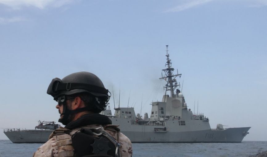 Un infante de Marina en primer plano, al fondo la más moderna de las fragatas de la Armada, la “Cristóbal Colón”. (Julio Maíz Sanz, copyright defensa.com)