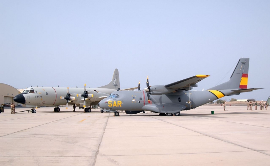 Durante uno de los relevos del destacamento “Orión” podemos ver en la plataforma del aeródromo deYibuti, a los dos sistemas que usa el Ejército del Aire en la misión, en primer plano, el D.4, y el P-3M. Foto: Ministerio de Defensa.