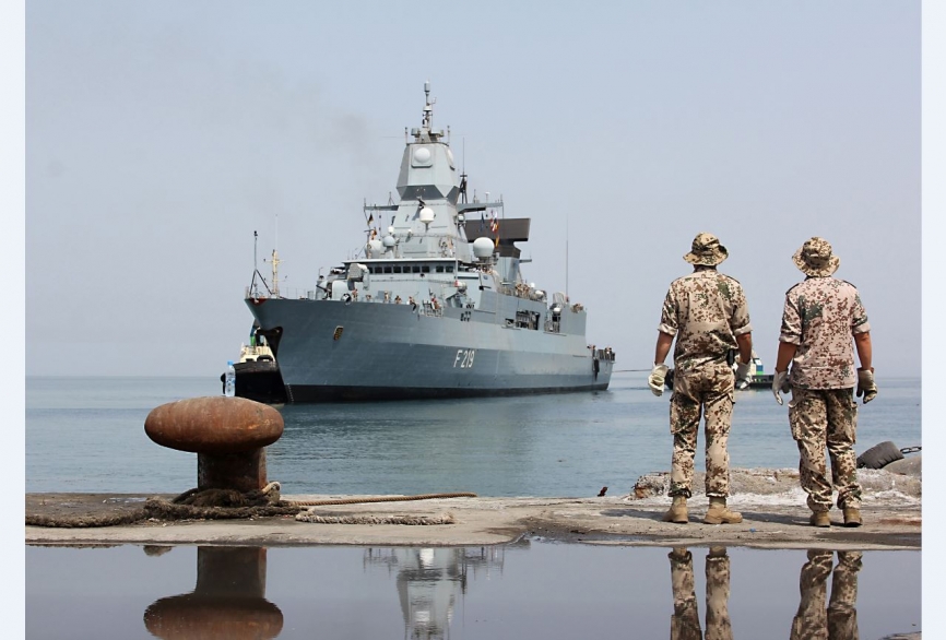 Dos militares alemanes, llevando el uniforme de tipo árido, observan la maniobra de atraque de la fragata “Sachsen” en el puerto de Yibuti. Foto: Ministerio de Defensa de Alemania. (Julio Maíz Sanz, copyright defensa.com)