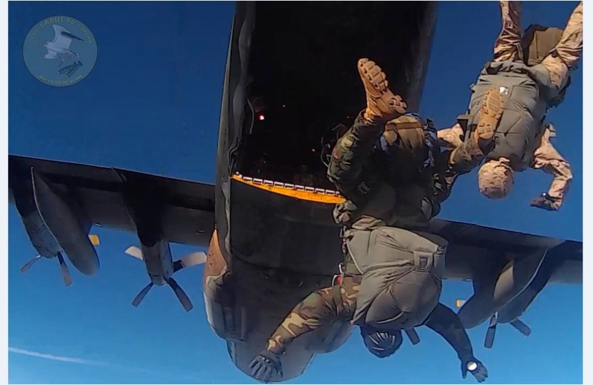 Hermosa imagen de los paras saliendo de un avion C-130H (Luis Piñeiro, copyright defensa.com)
