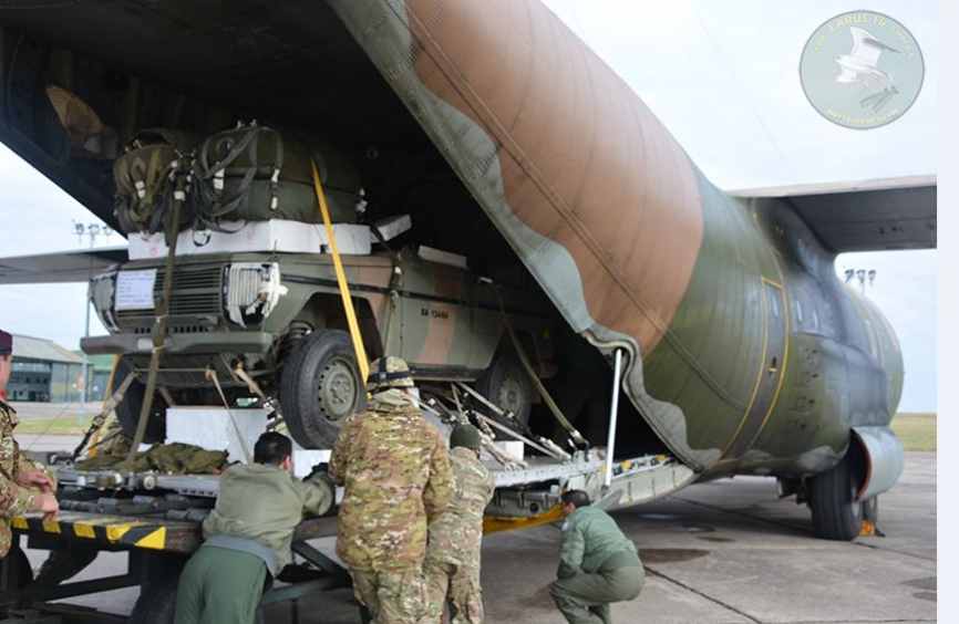 Se carga un jeep MB-230G para su aerolanzamiento desde un C-130H (Luis Piñeiro, copyright defensa.com)