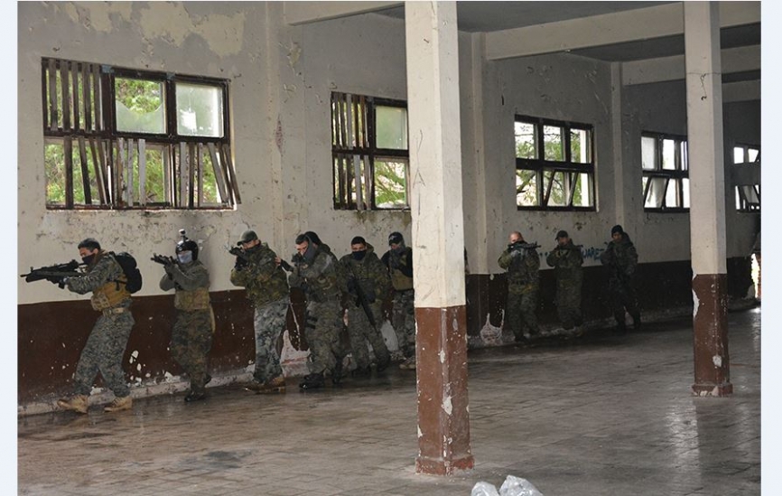 Efectivos del GOE realizando practicas de combate urbano en instalaciones de la Base Espora (Luis Piñeiro, copyright defensa.com)