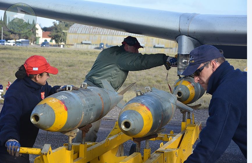 Armeros instalando bombas (Luis Piñeiro, copyright defensa.com)
