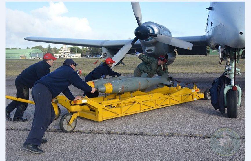 Instalacion de bombas en un Pucara (Luis Piñeiro, copyright defensa.com)