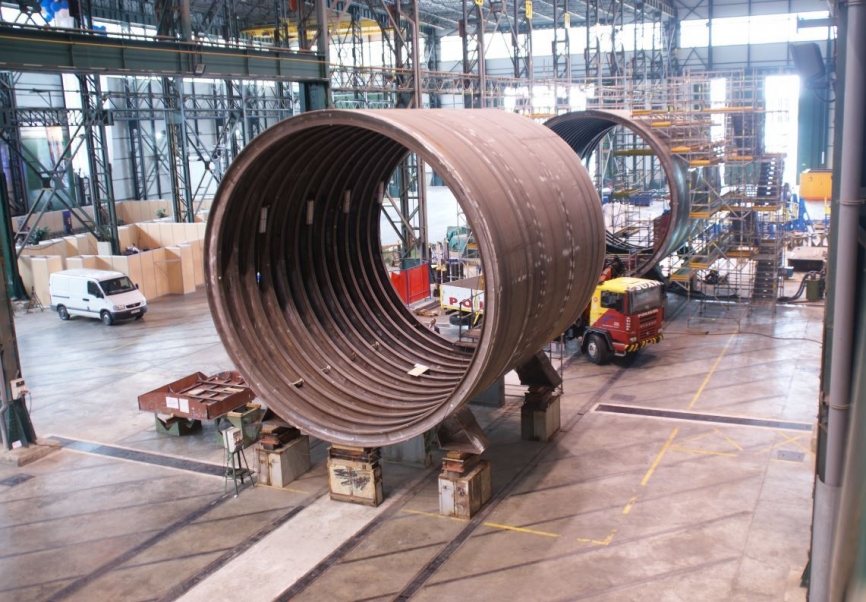 Anillos con los que se construirán los futuros submarinos españoles tipo S-80 en los astilleros de Navantia en Cartagena (foto Julio Maíz).